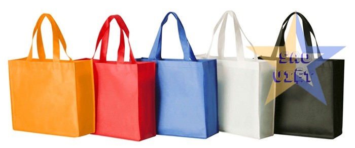 Túi vải không dệt Tote dáng vuông in full màu: Mẫu túi đơn giản nhưng hiệu quả với diện tích in ấn lớn, cho phép thể hiện trọn vẹn logo và thông điệp của bạn. Màu sắc tươi sáng và thiết kế hiện đại sẽ thu hút ánh nhìn.