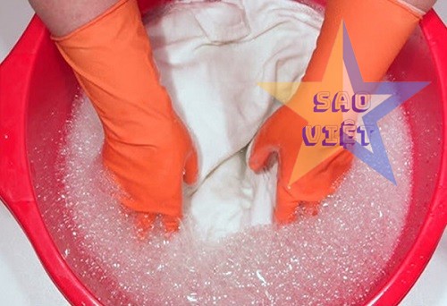 Giặt tay với xà phòng là cách xử lý túi vải bị mốc phổ biến nhất